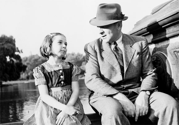 Janet Wynn z ojcem w Central Parku, Nowy Jork, 1942. Fot. Majory Collins (CC BY 2.0) .