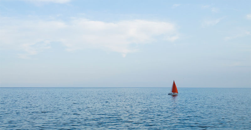 Żaglówka na morzu.