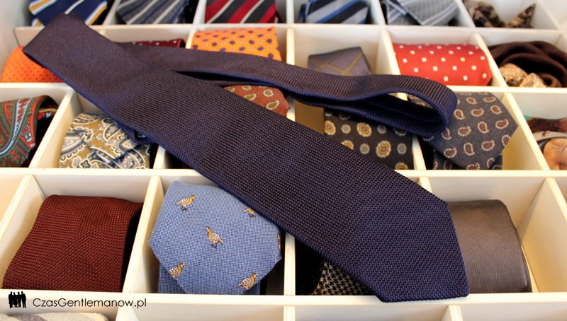 Granatowy krawat pasuje do bardzo wielu strojów..